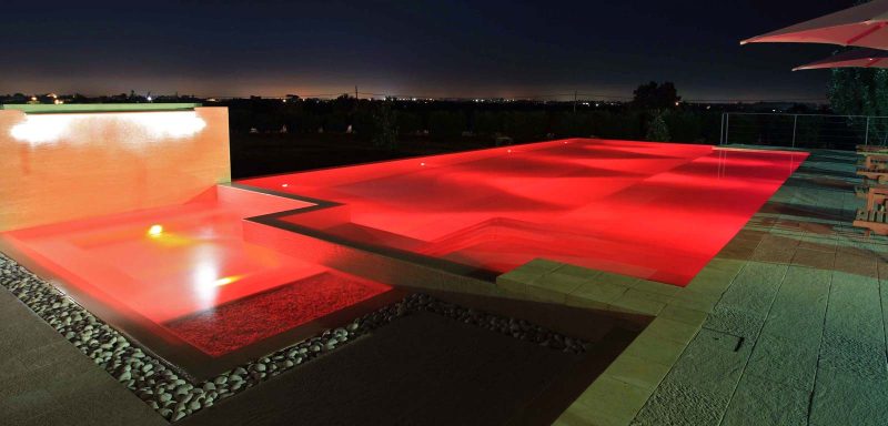 piscina rettangolare con luci led rosse