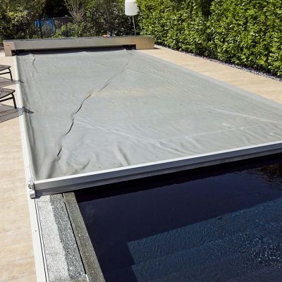 piscina a sfioro con copertura automatica di sicurezza