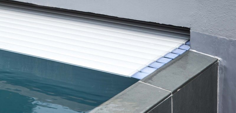 tapparella per piscina, particolare del vano di uscita