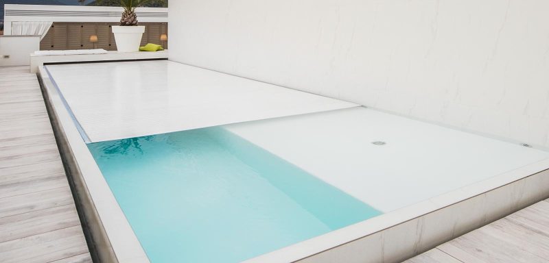 piscina con telo bianco, rettangolare, copertura a tapparella