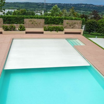 piscina con skimmer, scala recessa, copertura a tapparellla