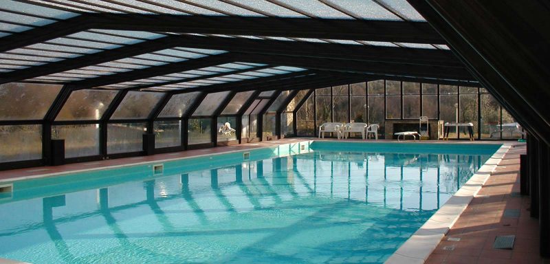 piscina rettangolare con copertura telescopica