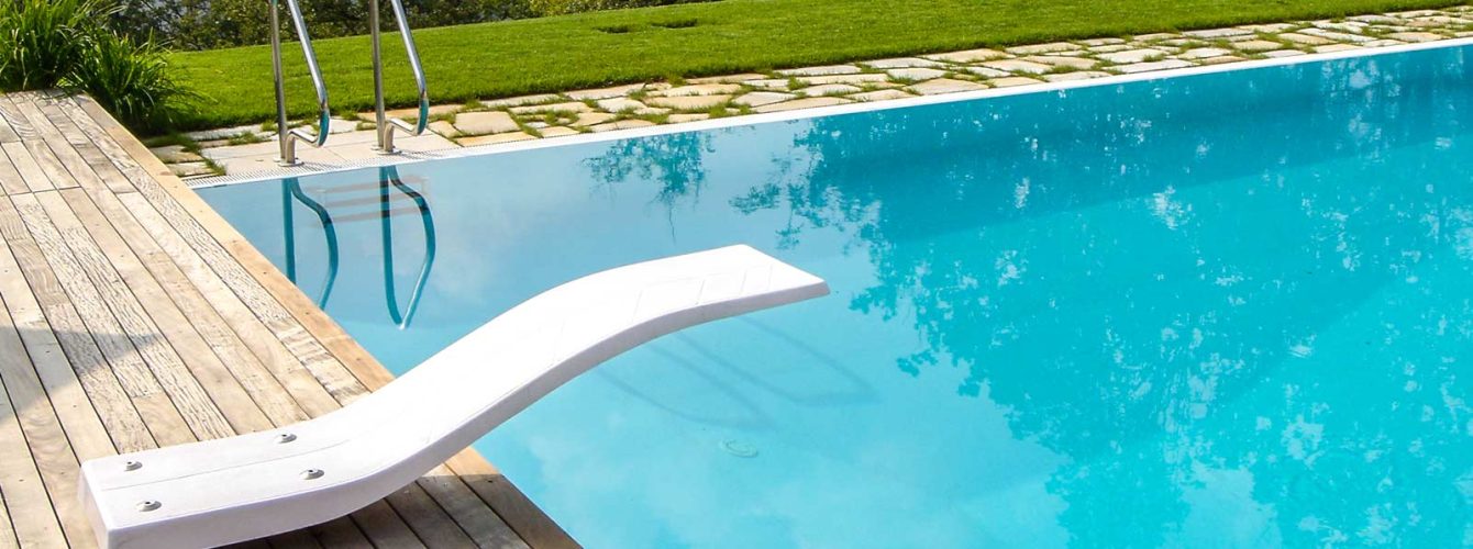 trampolino per piscina privata modello delfino