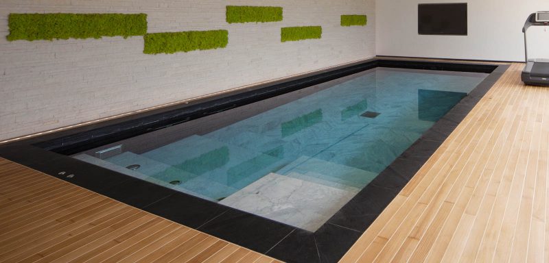 Piscina interna con idromassaggi e nuoto controcorrente