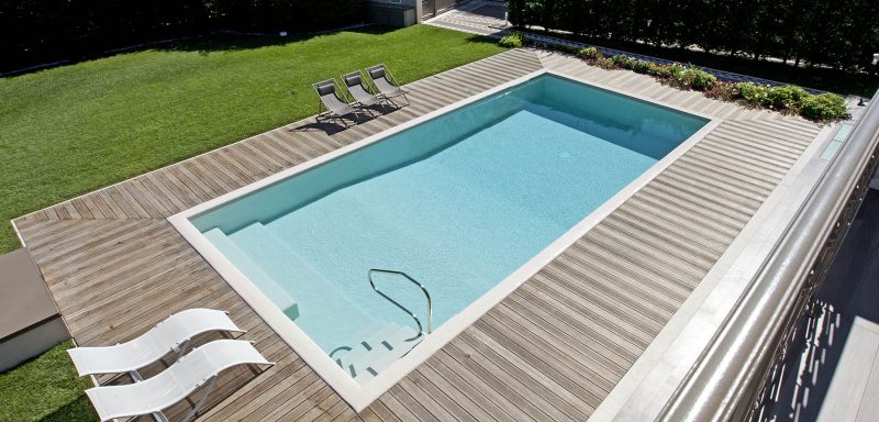 piscina skimmer in mosaico con scala, esterno piscina in legno