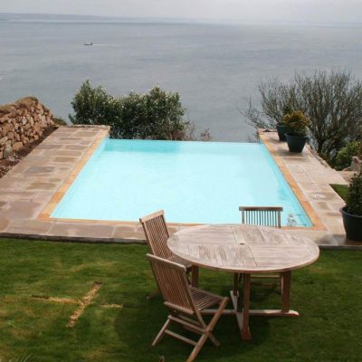 piscina rettangolare skimmer e cascata