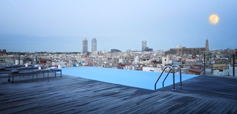 piscina rettangolare su terrazzo con scaletta, rivestimento esterno piscina in legno