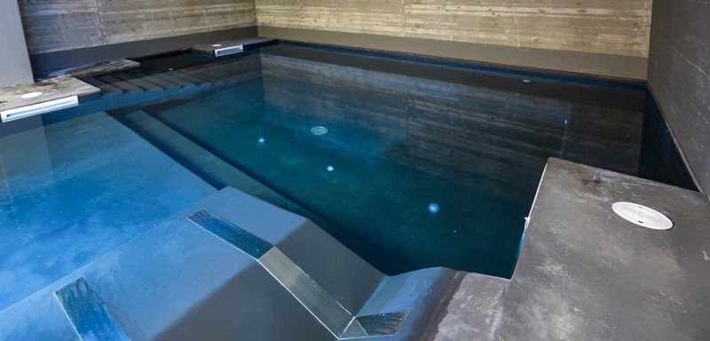 piscina skimmer quadrata con lettini idromassaggiio e luci led