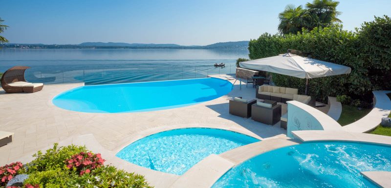 piscine a forma libera su livelli diversi con idromassaggi e cascate