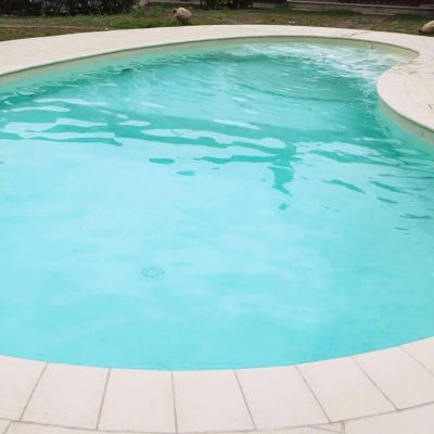 piscina skimmer forma libera con idromassaggio e telo sabbia
