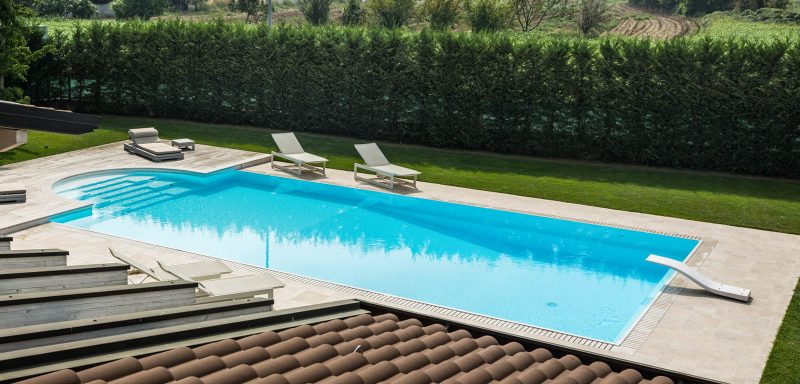 piscina a sfioro con tramoggia e trampolino