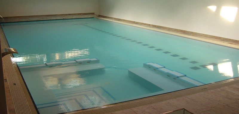 piscina interna a sfioro con area idromassaggio, luci e fontane