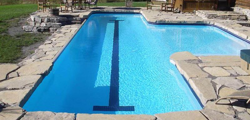 piscina esterna con corsia, scalinata e lato a cascata