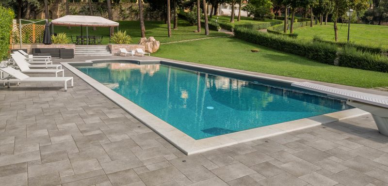 piscina grigia a skimmer con tramoggia e trampolino