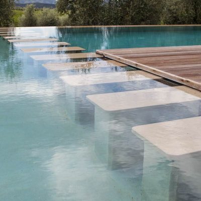 due piscine con zona di connessione e sfioro nascosto al di sotto della pavimentazione