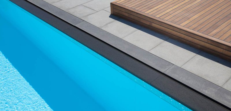 particolare del bordo sfioro trilogy con fessura tra bordo e pavimentazione