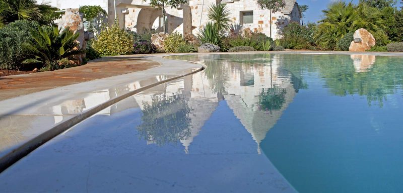 particolare dello sfioro trilogy con fessura, piscina a forma libera
