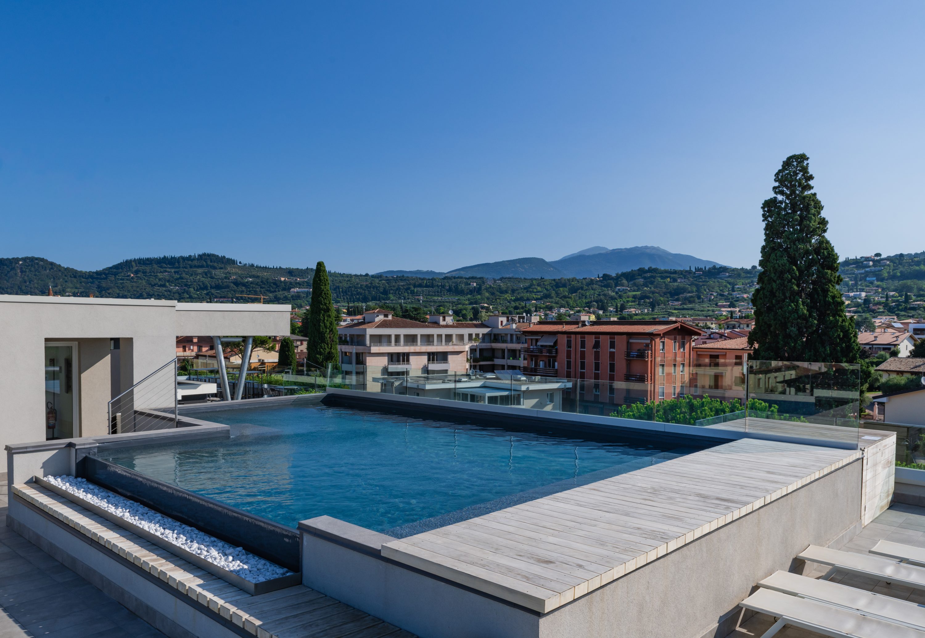 Piscina con terrazzo