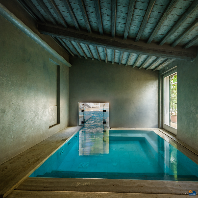 Piscina interna riscaldata per l'inverno