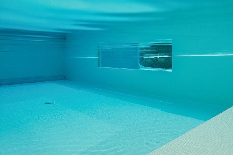 Rivestimento del fondo di una piscina