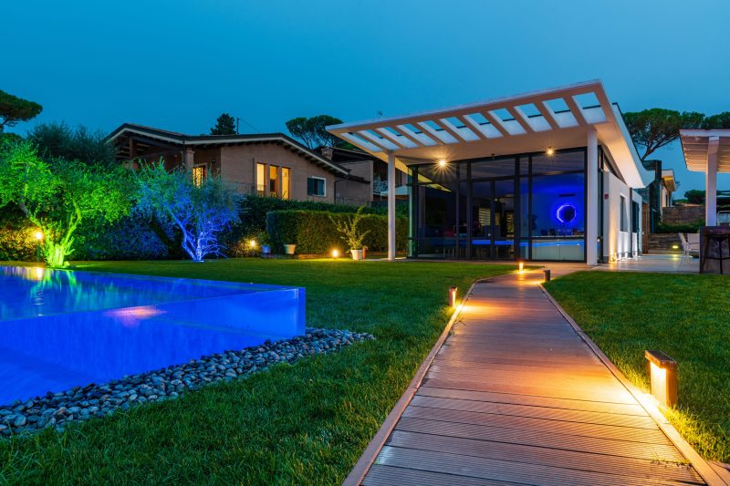 Piscina illuminata di sera