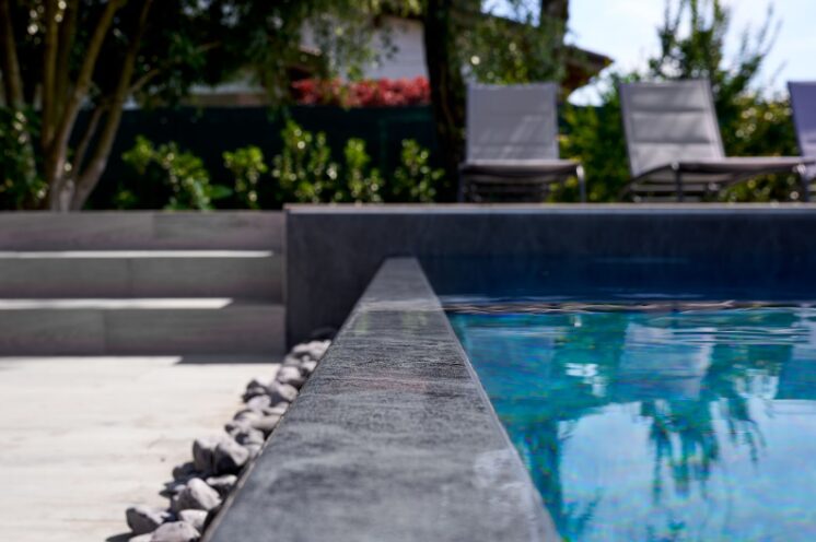 Piscina con filtro a sfioro