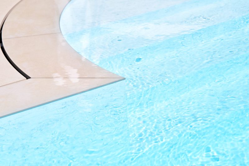 Piscina esterna con bordo a sfioro