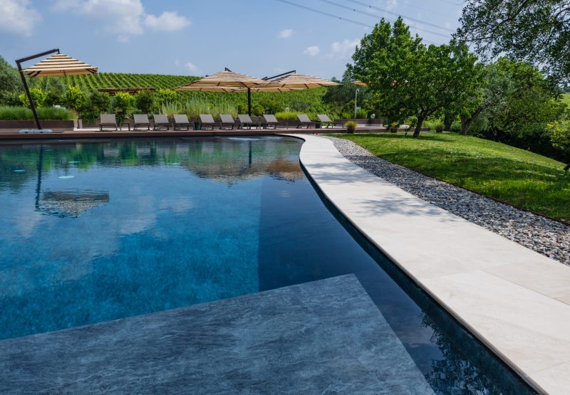 Piscina con filtro a sfioro all'aperto