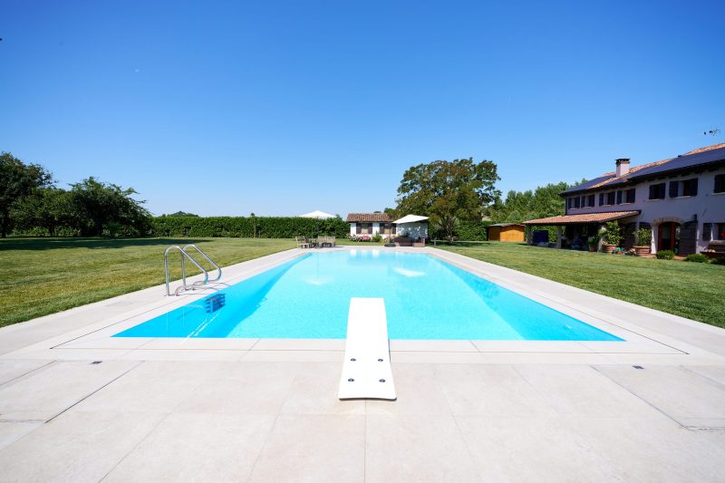 Piscina in giardino per nuotare e allenarsi