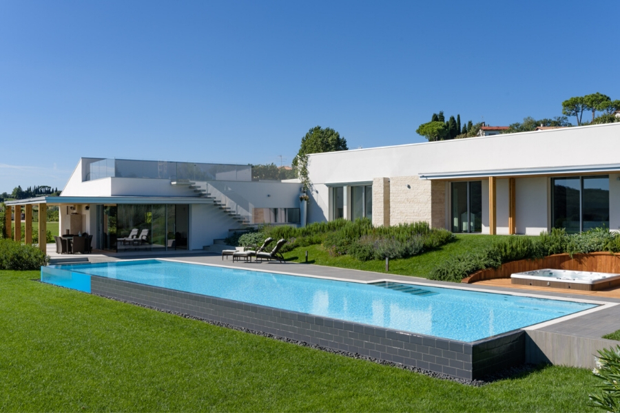 Una piscina trasparente con vista sul lago