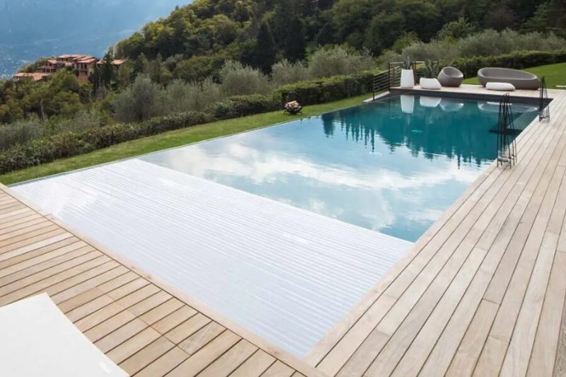 Una foto di una copertura per la piscina di Piscine Castiglione