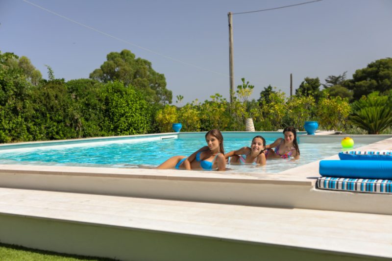 Foto di ragazzi a bordo piscina