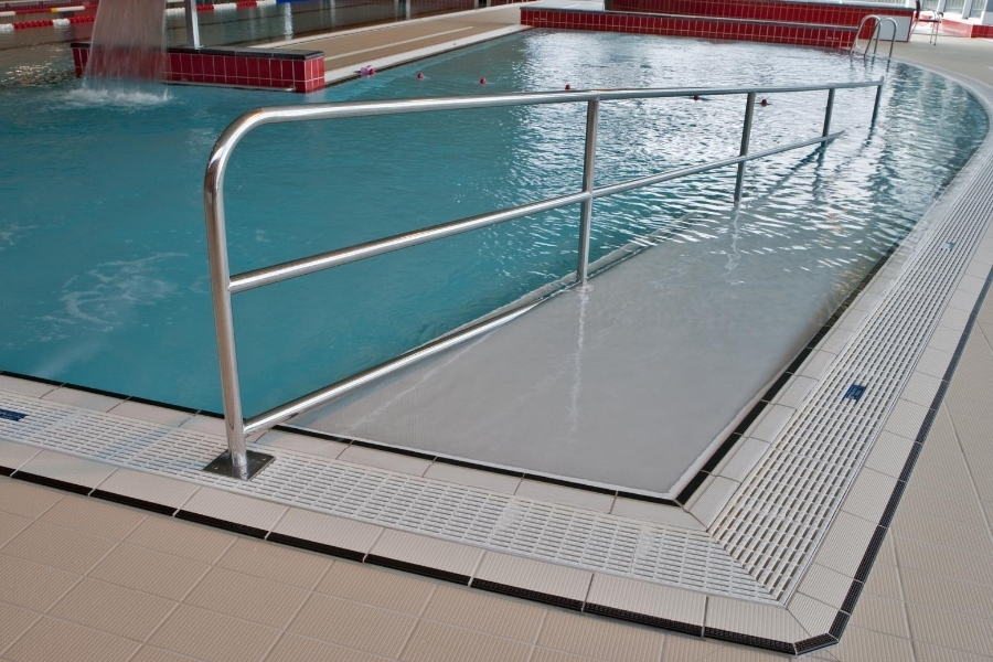 Accesso pratico piscina | Piscine Castiglione