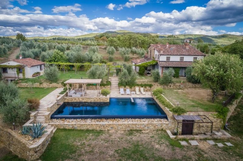 piscina seminterrata con cascata