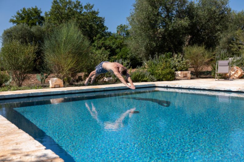 Foto di uomo che nuota in piscina