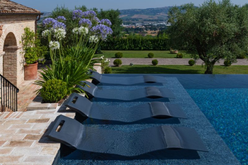 Foto di piscina con accessori