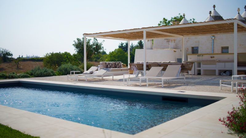 Piscina con lettini e area relax