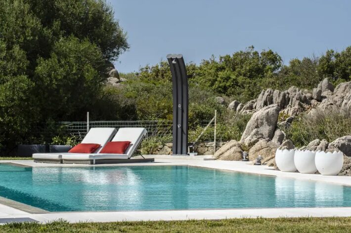 piscina interrata con lettini prendisole