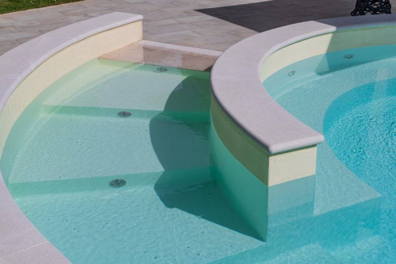 Scalette piscina e pavimentazione | Piscine Castiglione