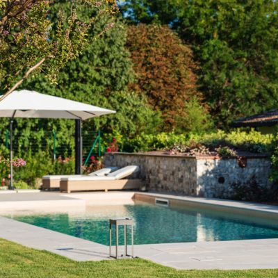 Piscina in giardino per il relax di tutta la famiglia