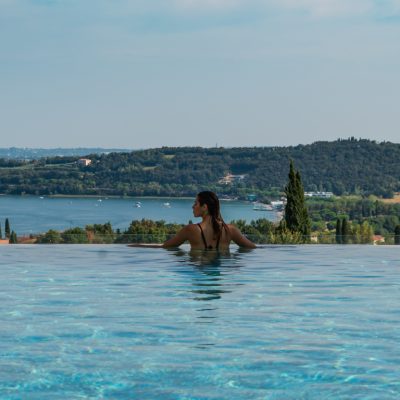 L'effetto visivo di una piscina con bordo sfioro