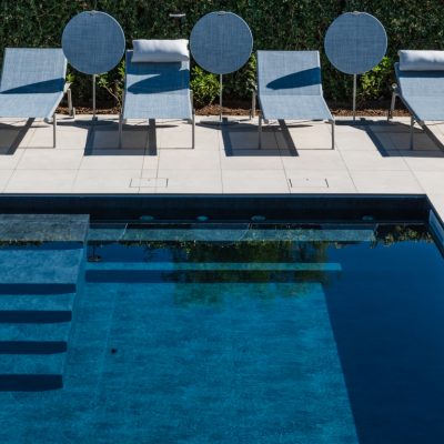 Zona con lettini prendisole per il relax a bordo piscina