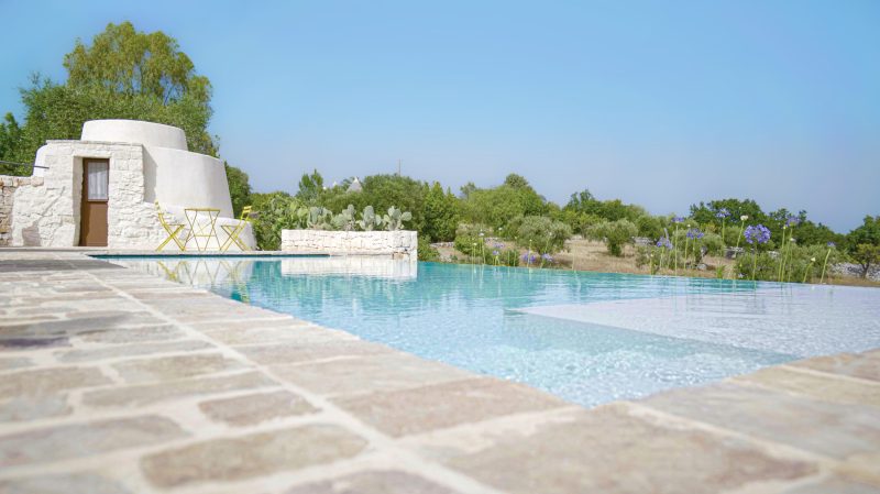 Piscina con pavimentatura in pietra