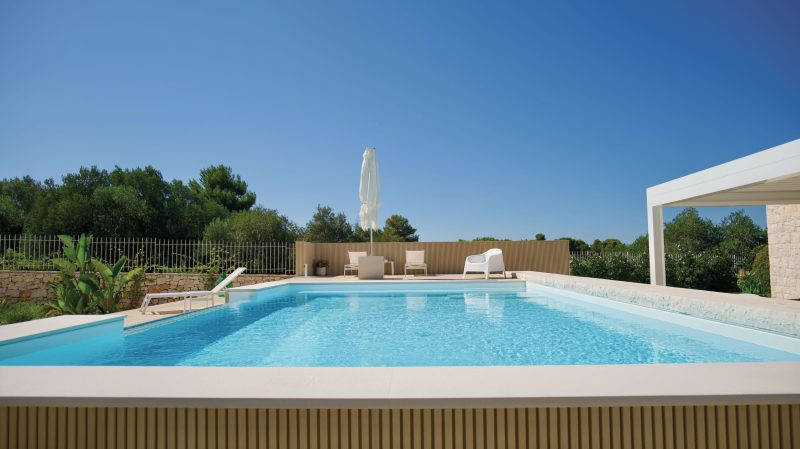 Piscina con rialzo, lettini e ombrellone