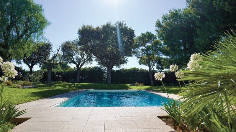 Piscina con giardino