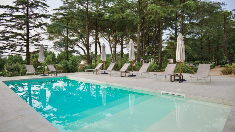 Piscina con lettini e ombrelloni