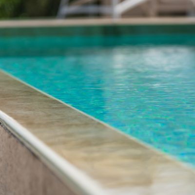 Un primo piano del bordo sfioro a cascata della piscina di Francavilla al Mare