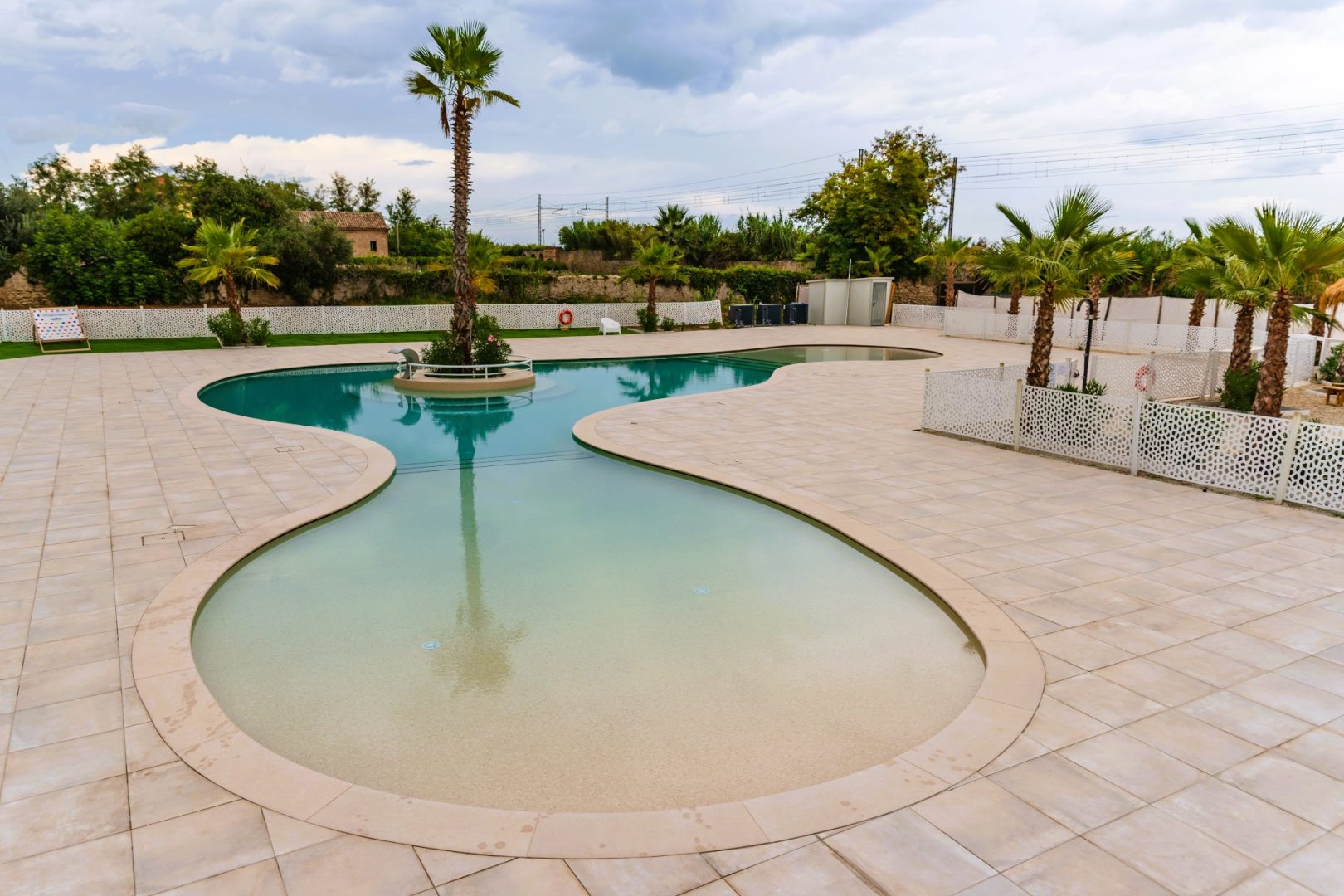 La piscina del Villa Alwin Beach Resort a Cupra Marittima