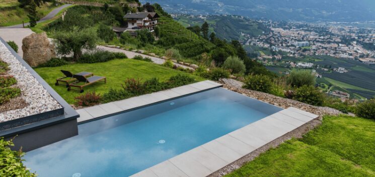 Bordo piscina arredato con soluzioni creative