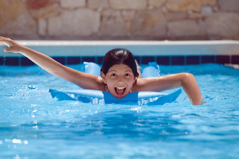 Bambina in piscina